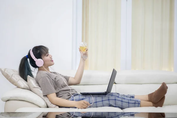 Bild Einer Jungen Frau Die Champagner Genießt Während Sie Musik — Stockfoto