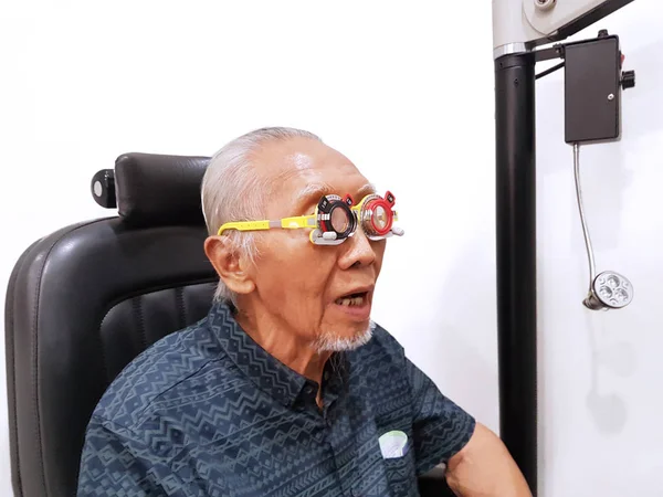 Primer Plano Del Anciano Usando Phoropter Gafas Mientras Revisa Sus — Foto de Stock