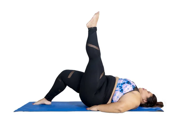 Foto Una Joven Obesa Levantando Pierna Mientras Hace Ejercicio Yoga —  Fotos de Stock