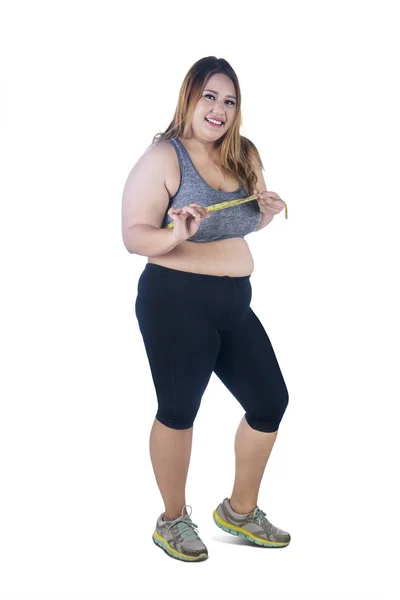 Longitud Completa Mujer Obesa Feliz Midiendo Pecho Con Cinta Métrica — Foto de Stock