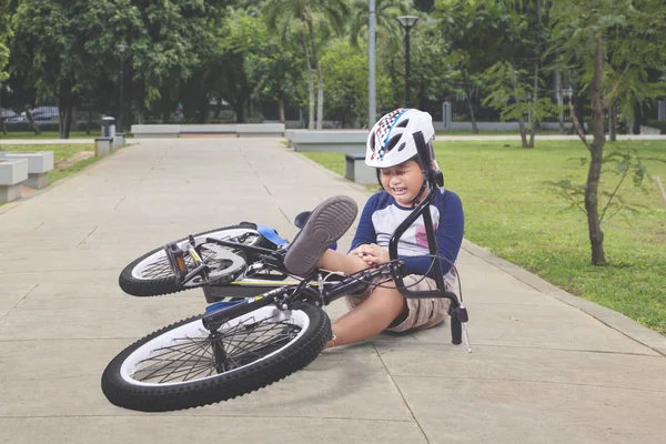 Holding Térde Bike Parkban Esés Után Szomorú Kisfiú Portréja — Stock Fotó