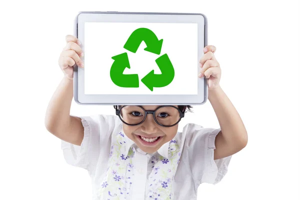 Kleines Mädchen Zeigt Digitalen Tablet Bildschirm Mit Recycling Symbol Isoliert — Stockfoto