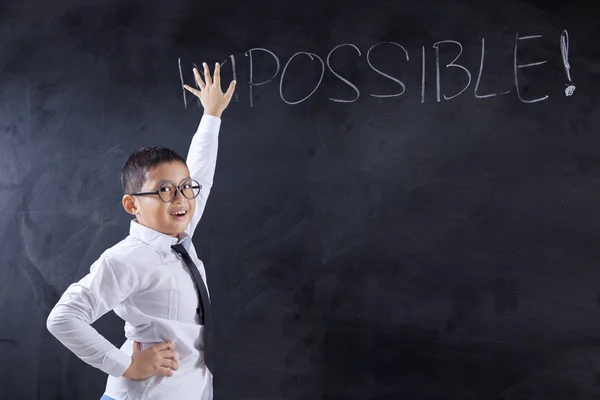 Heureux Écolier Montrant Mot Impossible Est Devenu Possible Sur Tableau — Photo