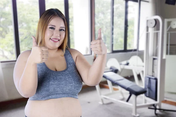 Imagem Menina Muito Gorda Sorrindo Para Câmera Enquanto Mostra Polegares — Fotografia de Stock