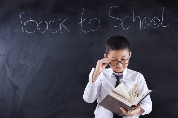 Imagen Del Niño Preadolescente Leyendo Libro Texto Mientras Está Pie — Foto de Stock