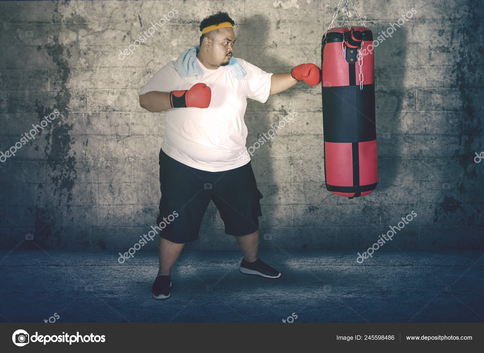 Hombre Con Ropa Formal Golpeando Una Bolsa De Boxeo Imagen de archivo -  Imagen de ejercicio, individuo: 181548457
