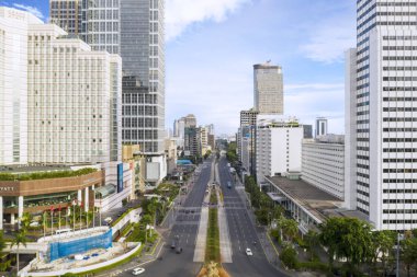 Jakarta - Endonezya. 15 Şubat 2019: Jakarta şehirde sessiz Thamrin yol ile gökdelenlerin havadan görünümü