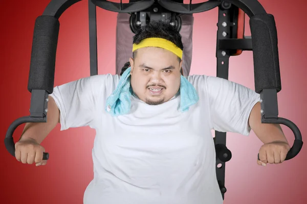 Picture Asian Fat Man Exercising Fitness Machine Studio — Stock Photo, Image