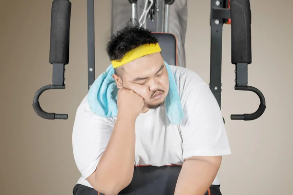 Picture Young Fat Man Looks Asleep While Sitting Exercise Machine — Stock Photo, Image