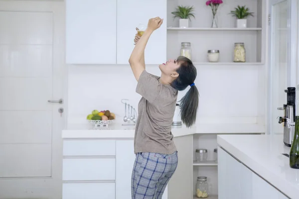 Foto Van Aziatische Vrouw Champagne Drinken Tijdens Het Dansen Keuken — Stockfoto