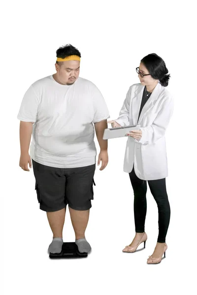 Retrato Una Joven Doctora Midiendo Peso Paciente Mientras Muestra Resultado —  Fotos de Stock