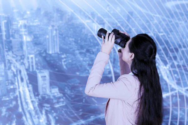 女企业家用双筒望远镜寻找机会的背景 — 图库照片