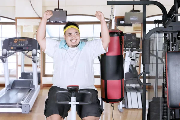 Imagem Homem Gordo Feliz Fazendo Treino Com Bicicleta Exercício Levantar — Fotografia de Stock