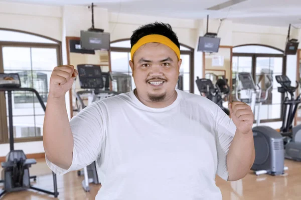 체육관 센터에 무게를 성공을 뚱뚱한 남자의 — 스톡 사진