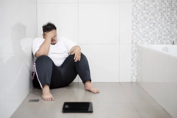 Kilo Kaybı Başarısızlık Kavramı Genç Şişman Adam Resmi Ölçekli Tuvalette — Stok fotoğraf