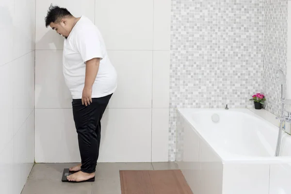 Photo Jeune Homme Gros Vérifiant Son Poids Debout Sur Balance — Photo