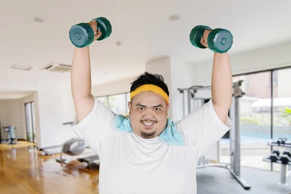 Close Jovem Gordo Levantando Dois Halteres Durante Exercício Centro Fitness — Fotografia de Stock