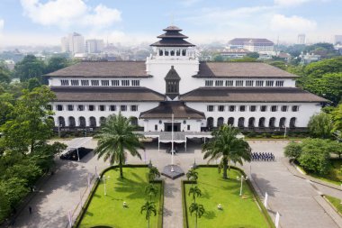 Bandung - Endonezya. 18 Şubat 2019: Bandung, West Java, Endonezya'da antik Gedung Sate mimarisinin havadan görünümü