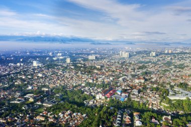 Güzel hava manzara mavi gökyüzü altında konut evleri ile Bandung City  
