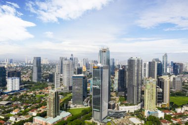 Jakarta - Endonezya. 18 Şubat 2019: Güzel Btpn Kulesi Jakarta merkezi iş bölgesi içinde mavi gökyüzü altında