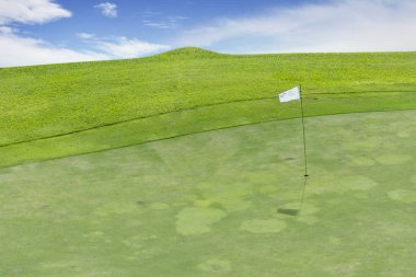 Güzel golf sahasının şehirde Bandung, West Java, Endonezya mavi gökyüzü altında beyaz bayrak ile havadan görünümü