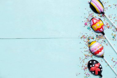 Yüksek açılı görünüş çikolata Paskalya yumurta şeker kopya alanı ahşap tablo