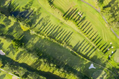 Golf sahasının çam ağaçları gölge güneşli gün şehirde Bandung, West Java, Endonezya ile havadan görünümü