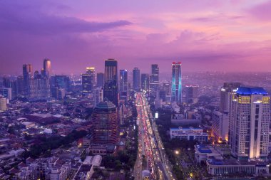 Jakarta - Endonezya. 18 Şubat 2019: Jakarta cityscape yoğun trafik ve gökdelenler ile güneş battıktan sonra 
