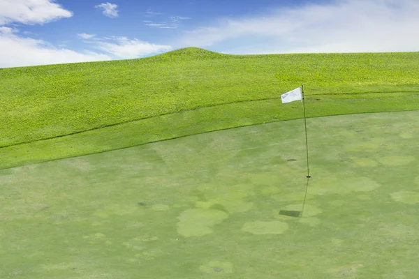 Letecký Pohled Krásné Golfové Hřiště Bílým Praporem Pod Modrou Oblohou — Stock fotografie