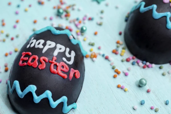 Detailní Záběr Čokoládové Vajíčko Šťastné Velikonoce Text Dřevěný Stůl — Stock fotografie