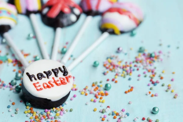 イースターのお祝いお菓子と木製のテーブルの上のチョコレートのクローズ アップ — ストック写真