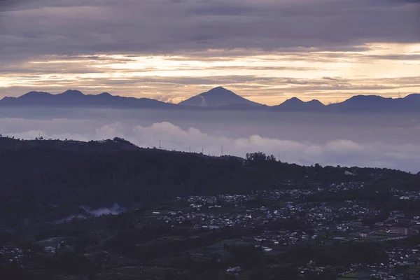 インドネシア西ジャワ州バンドン市の夕暮れ時に霧山と田舎のドローン ビュー — ストック写真