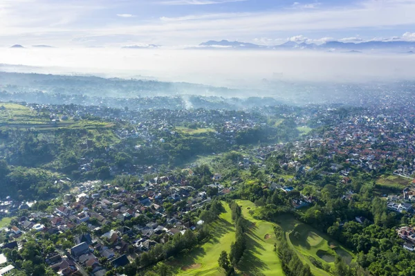 Drone Widok Miasta Bandung Zatłoczonych Domy Pola Golfowego Mglisty Poranek — Zdjęcie stockowe