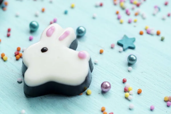 Concept Pâques Gros Plan Lapin Chocolat Mignon Avec Des Bonbons — Photo