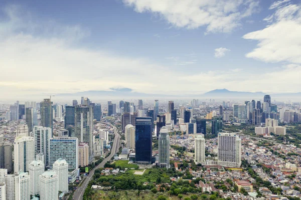 雅加达 印度尼西亚 2019年2月18日 雅加达城市的无人机景观 蓝天下有现代化的办公楼 — 图库照片