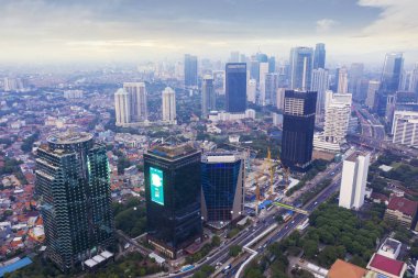 Jakarta - Endonezya. 18 Şubat 2019: Ofis binaları ile hava kirliliği Jakarta şehir merkezinde havadan görünümü