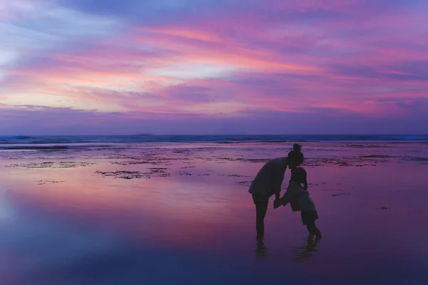 Genç Anne Kızıyla Birlikte Alacakaranlıkta Zaman Kumsalda Ayakta Iken Öpüşme — Stok fotoğraf