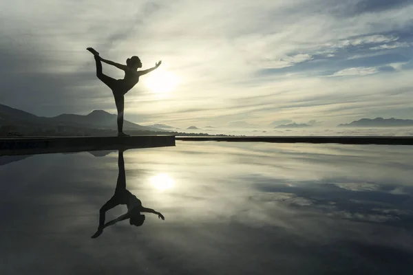 Bilinmeyen Kadının Havuz Kenarında Dururken Yoga Egzersiz Yapması Yansımasıdır Gün — Stok fotoğraf