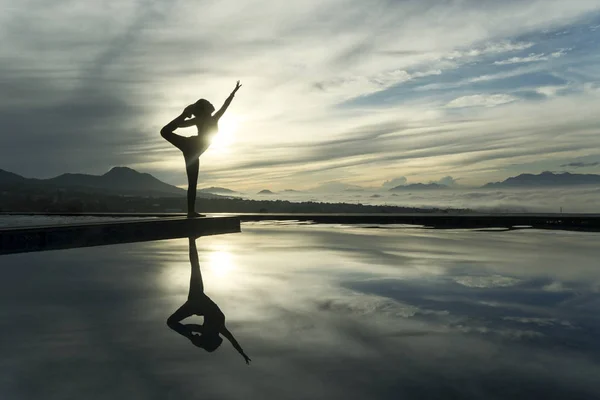 Reflektion Okänd Kvinna Utövar Yoga Stående Vid Poolen Skott Solnedgång — Stockfoto