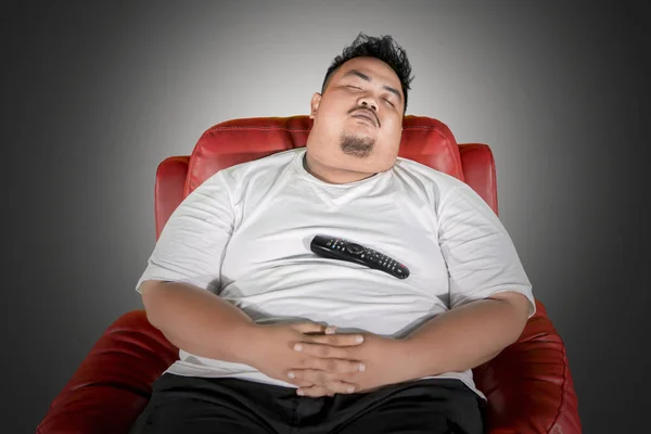 Ásia gordura homem dormir no o poltrona — Fotografia de Stock