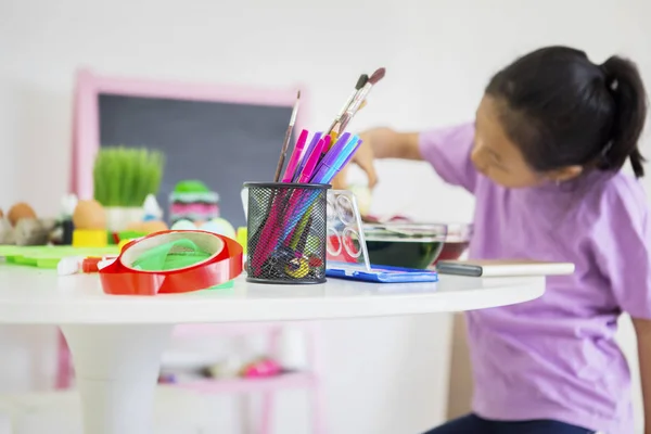 Petite fille guidée par sa mère pour teindre les œufs de Pâques — Photo