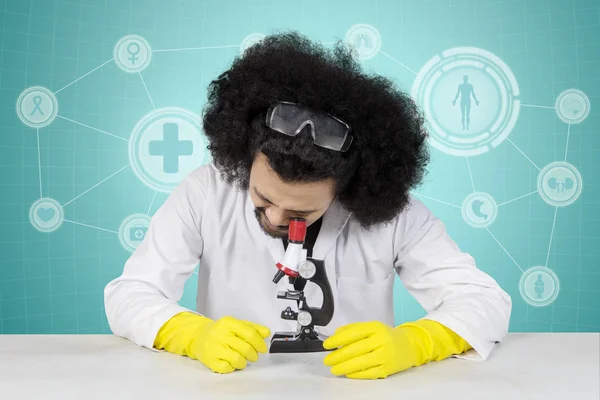 Mikroskopla çalışan Erkek Bilim Adamı