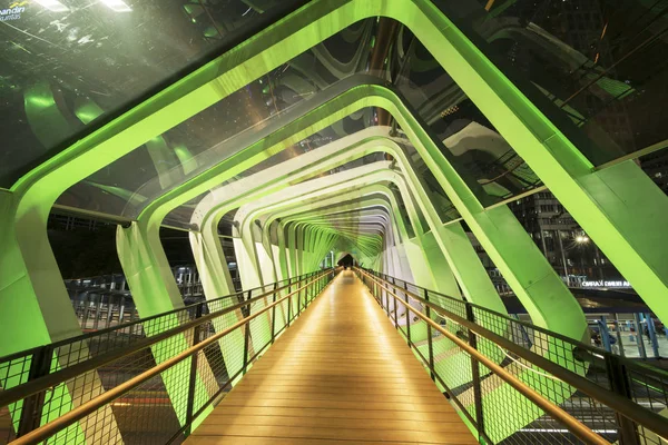 Nova ponte pedonal GBK acima da estrada Sudirman — Fotografia de Stock