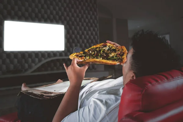 Jovem obeso carregando palavra gorda no estúdio — Fotografia de Stock