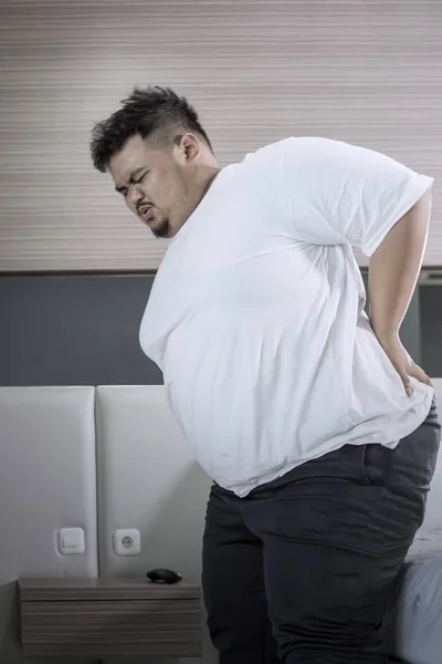 Jeune homme obèse portant gros mot sur le studio — Photo