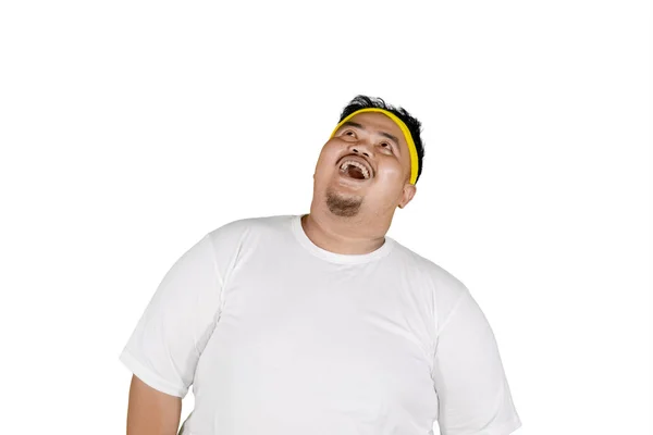 Jeune homme obèse portant gros mot sur le studio — Photo