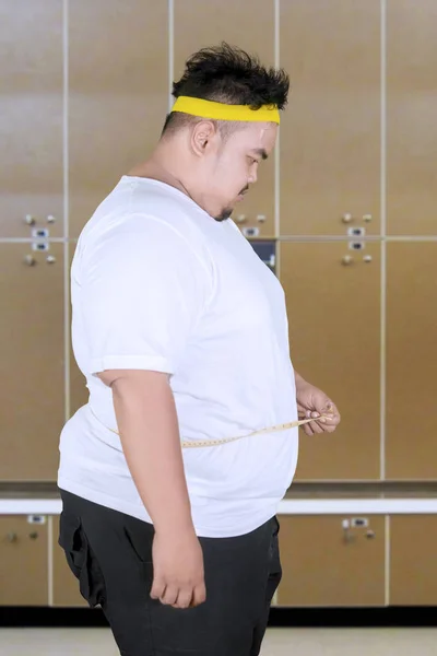 Joven obeso llevando palabra gorda en el estudio — Foto de Stock