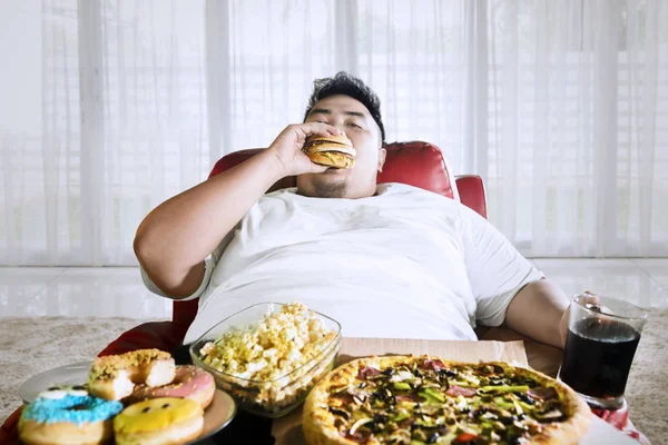 Obézní mladík nesoucí tuku slovo na studio — Stock fotografie