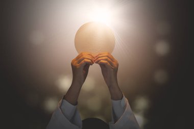 Papaz parlak cemaat gofret tutan eller