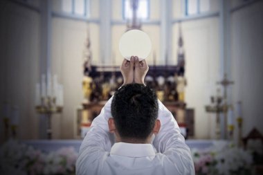 Papaz parlak cemaat gofret tutan eller